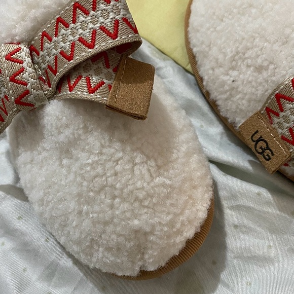 UGG Bow-Tie Furry Closed-Toe Mules - Picture 9 of 10